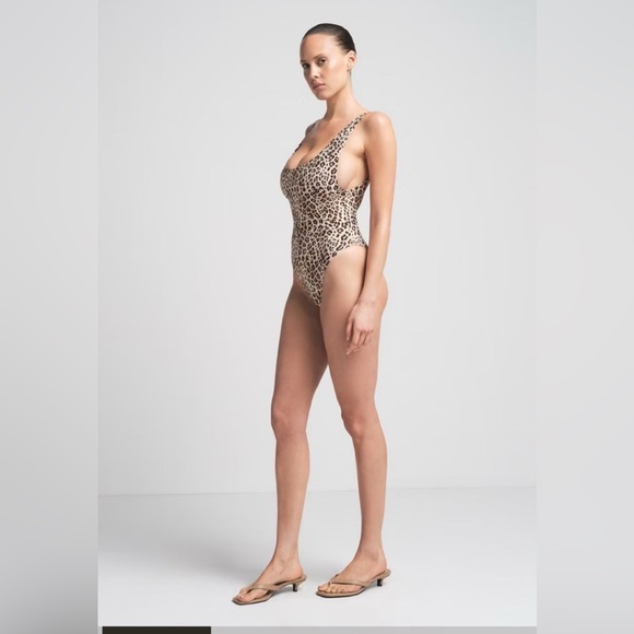 Skims Signature Swim Scoop Neck One Piece OP-BRF-8477W CHAMPAGNE LEOPARD PRINT S - Picture 1 of 6